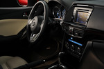 В местах частого прикосновения используются мягкие материалы. Это относится к декоративной отделке дверей и верхней части панели управления. В салоне много хромированных частей, выполненных «под металл». Mazda 6 также получила новую мультимедиа систему. 