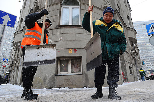 На востоке Москвы гастарбайтеры из Таджикистана отказались убирать снег из-за задержки зарплаты