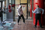 29 февраля. Клерк защищает помещение банка в Барселоне от вандалов во время массовых протестов против сокращения бюджетного финансирования в сфере образования.