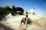 31 мая. Рядовой армии США укрывается от контролируемого взрыва в провинции Кандагар, Афганистан.