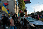 Участники акции протеста, устроенной представителями националистических организаций у посольства России