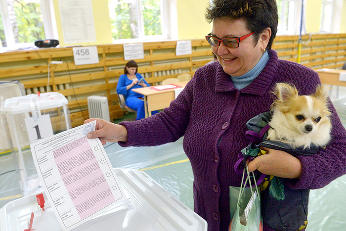 Жительница Москвы голосует на выборах в Московскую городскую Думу