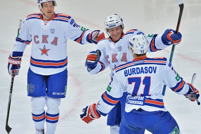 Роман Червенка, Тони Мортенссон и Антон Бурдасов (слева направо) празднуют первую шайбу СКА в матче