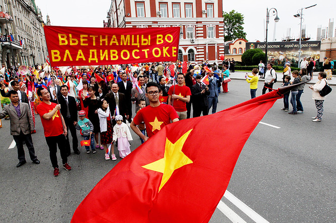 Театрализованное шествие, посвященное празднованию Дня города во Владивостоке