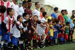 Проектно-конструкторский институт Неймара в бразильском Прайя-Гранде организовал футбольный праздник для детей с ограниченными возможностями. Нападающий «Барселоны» лично принял участие в открытии мероприятия
