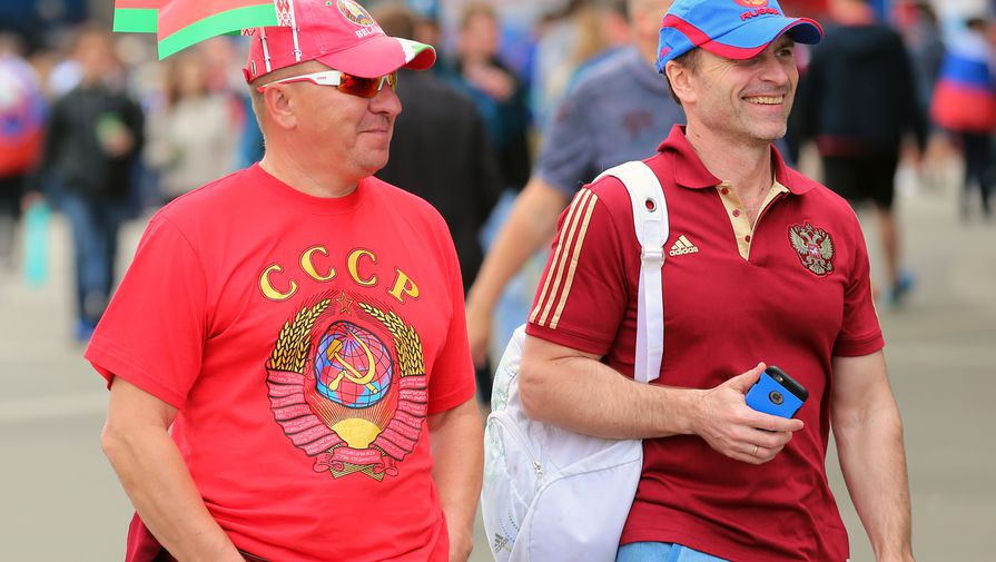 Российских болельщиков заставили снять одежду с символикой СССР