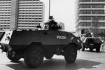 Полицейский транспорт на въезде в олимпийскую деревню в Мюнхене во время захвата израильской команды террористами, 5 сентября 1972 года