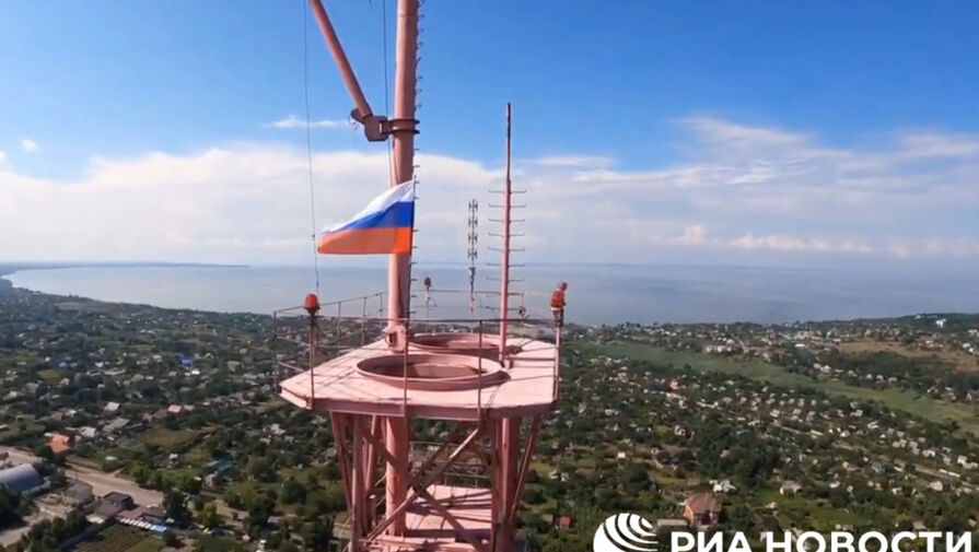Над телевизионным центром в Днепрорудном в Запорожской области установили российский флаг
