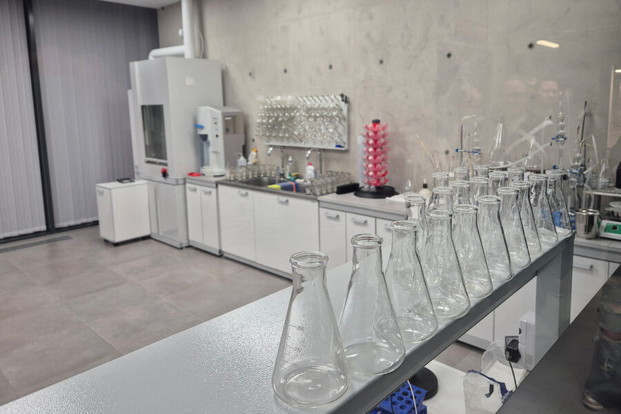 Лаборатория винодельни &laquo;Скалистый берег&raquo;