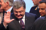 Петр Порошенко приветствует
президента Польши Анджея Дуду на Мюнхенской конференции
