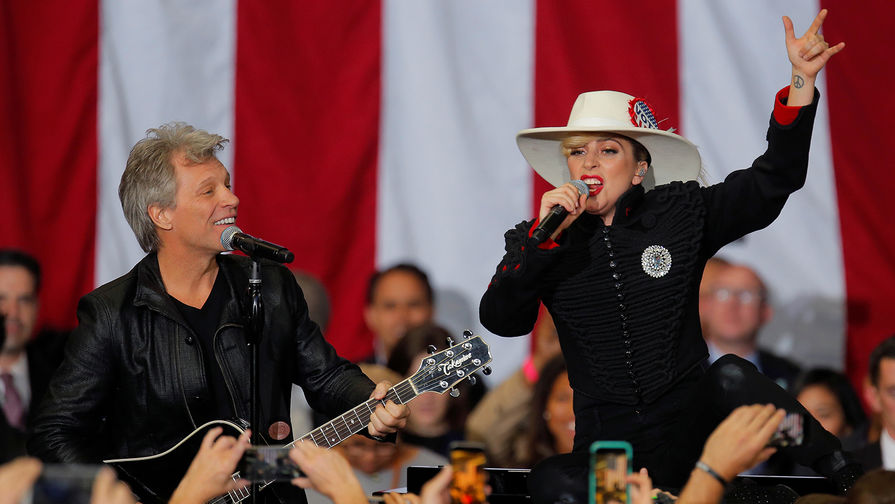 Джон Бон Джови и Леди Гага во время выступления в&nbsp;поддержку демократического кандидата в&nbsp;президенты США Хиллари Клинтон в&nbsp;Северной Каролине, ноябрь 2016&nbsp;года