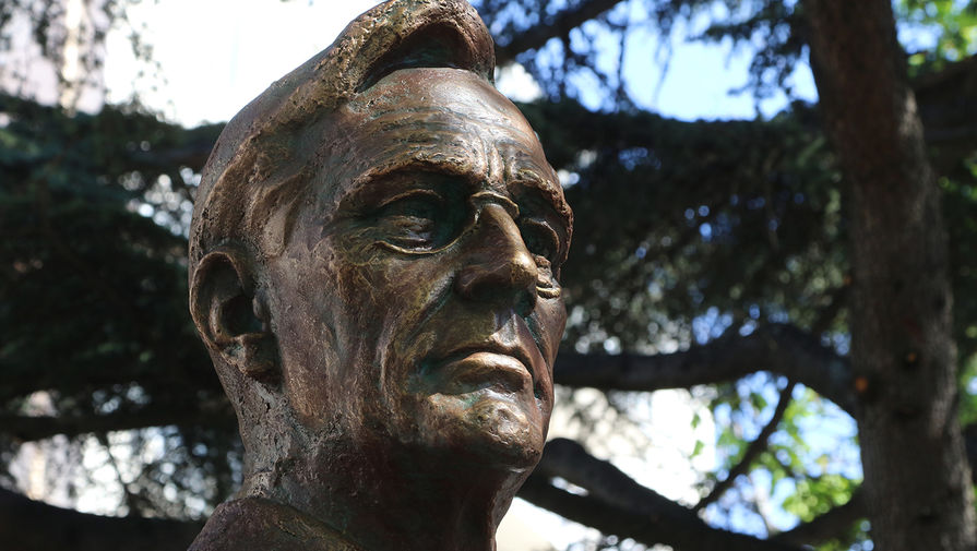 Памятник 32-му президенту США Франклину Делано Рузвельту, принявшему участие в&nbsp;Ялтинской конференции 1945 года, на&nbsp;улице Франклина Рузвельта