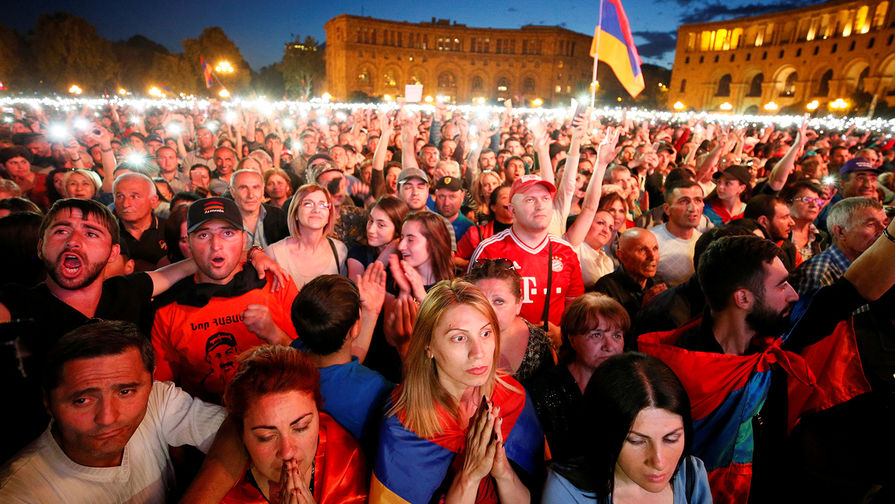 Сторонники армянского оппозиционного политика Никола Пашиняна во время митинга в&nbsp;центре Еревана, 1 мая 2018 года