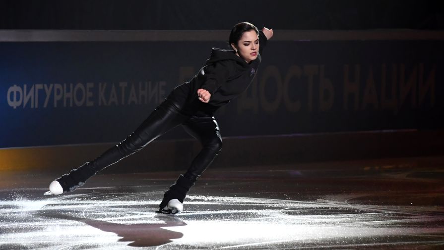 Евгения Медведева во время выступления на шоу фигуристов «Праздник олимпийцев. Чемпионы — Москве».