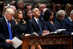 Президент США Дональд Трамп, первая леди Меланья Трамп, экс-президент США Барак Обама с женой Мишель Обамой и бывший президент США Билл Клинтон на церемонии прощания с 41-м президентом США, Джорджем Бушем-старшим, 5 декабря 2018 года 