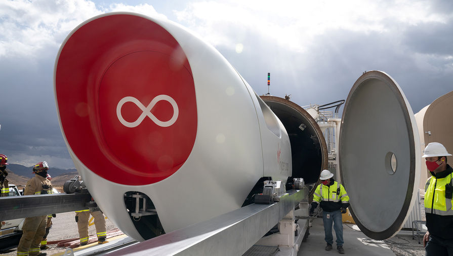 Во время первых пассажирских испытаний прототипа капсулы вакуумного поезда Virgin Hyperloop в окрестностях Лас-Вегаса, штат Невада, США, 8 ноября 2020 года