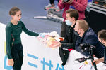 Камила Валиева обсуждает свой прокат с Даниилом Глейхенгаузом и Сергеем Дудаковым на тренировке Гран-при России