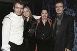 Евгений Миронов с сестрой и родителями после спектакля по пьесе Уильяма Шекспира «Гамлет», 1988 год