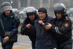 Задержание участника протеста полицейскими, Алматы, Казахстан, 5 января 2022 года