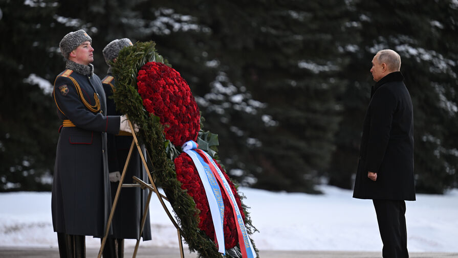 Путин опустился на колено и возложил венок к Могиле Неизвестного Солдата
