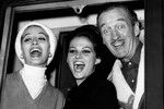 Актеры Дэвид Нивен, Капюсин и Клаудия Кардинале на съемках фильма «Розовая пантера», 1963 год