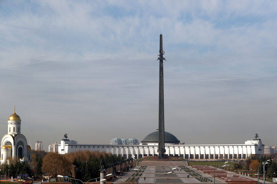 <b>Монумент Победы. Москва, 1995</b>
<br><br>
Тысячетонный обелиск в&nbsp;виде солдатского штыка высотой 141,8 метра (каждые 10&nbsp;см символизируют день войны). Сверху установлена бронзовая статуя богини победы Ники с&nbsp;венком, окруженная двумя ангелами с&nbsp;трубами. У&nbsp;основания расположена статуя Георгия Победоносца, который поражает копьем змея, символизирующего фашизм.
