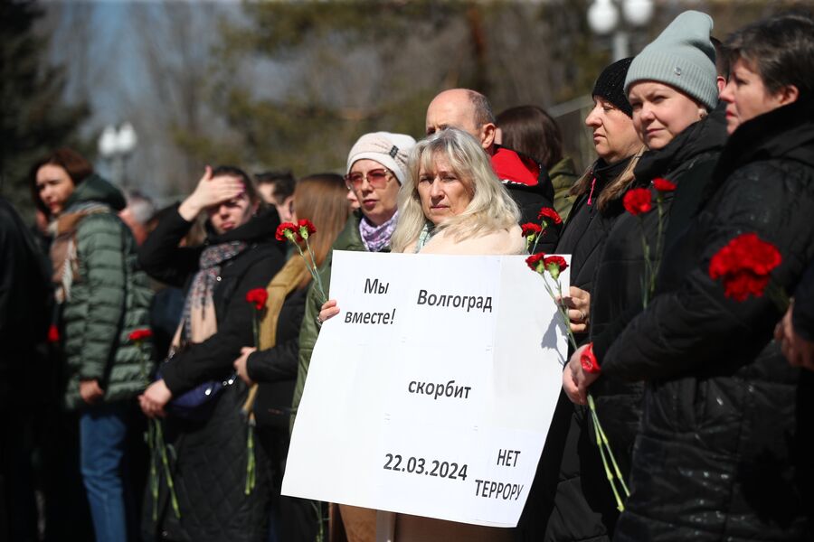 Люди у&nbsp;стихийного мемориала возле памятника героям обороны Красного Царицына в&nbsp;Волгограде, 23&nbsp;марта 2024&nbsp;года