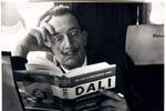 Сальвадор Дали читает книгу «Дело Сальвадора Дали» в поезде, 1959 год 