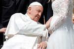 Папа Римский Франциск благословляет беременную женщину во время еженедельной общей аудиенции на площади Святого Петра в Ватикане, 15 мая 2024 года