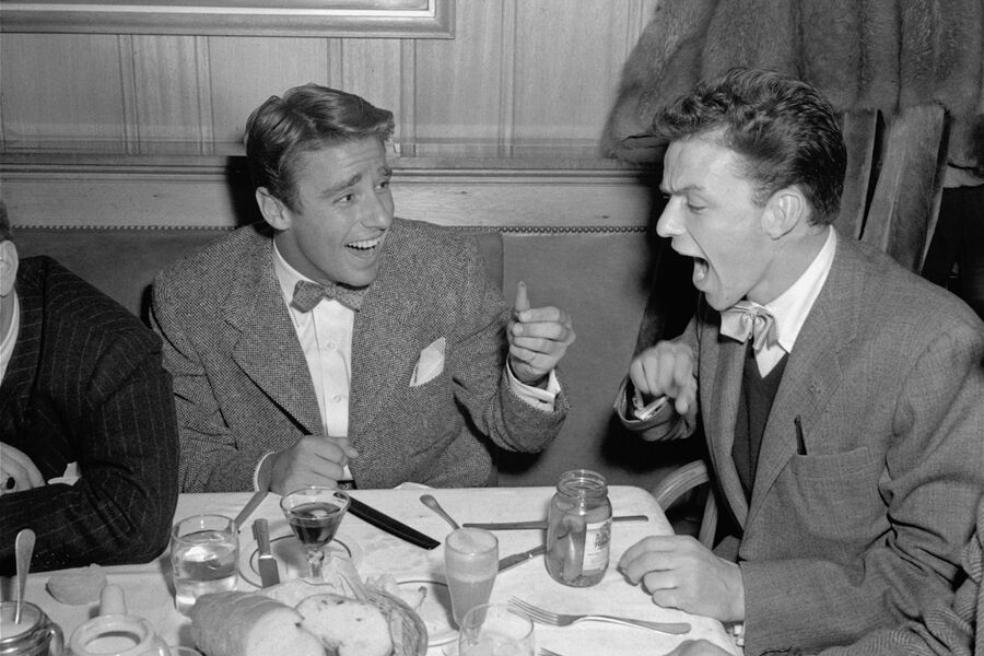 Фрэнк Синатра и актер Питер Лоуфорд пробуют острые перцы во время ужина в&nbsp;Голливуде, 1945&nbsp;год