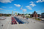 Флешмоб «АвтоТриколор» в честь Дня российского флага на площади Ленина в Туле