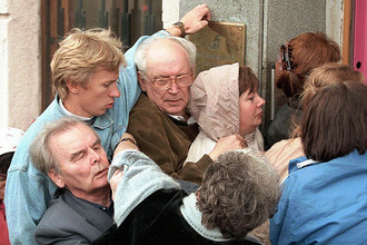 Вкладчики банка «СБС-Агро» в очереди в один из филиалов финансовой организации, 27 августа 1998 года