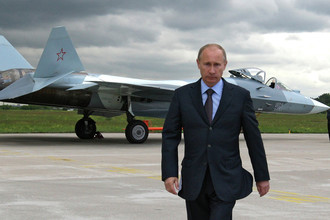 Председатель правительства России Владимир Путин на полигоне Центрального аэродинамического института в подмосковном Жуковском после испытательного полета истребителя пятого поколения Т-50 разработки компании «Сухой», 2010 год