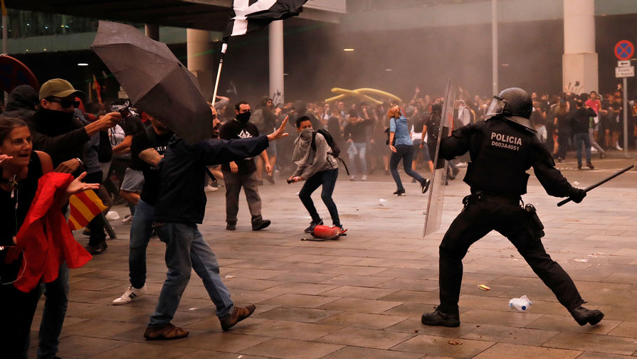 Столкновения между&nbsp;полицией и протестующими около&nbsp;международного аэропорта Барселоны, 14 октября 2019 года
