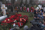 Могила бывшего мэра Москвы Юрия Лужкова на Новодевичьем кладбище, 12 декабря 2019 года