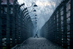 Вход на территорию бывшего концентрационного лагеря Аушвиц-Биркенау, освобожденного 27 января 1945 года советскими войсками, Польша, 27 января 2020 года