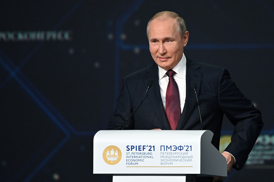 Президент России Владимир Путин на пленарном заседании в рамках XXIV Петербургского международного экономического форума, 4 июня 2021 года
