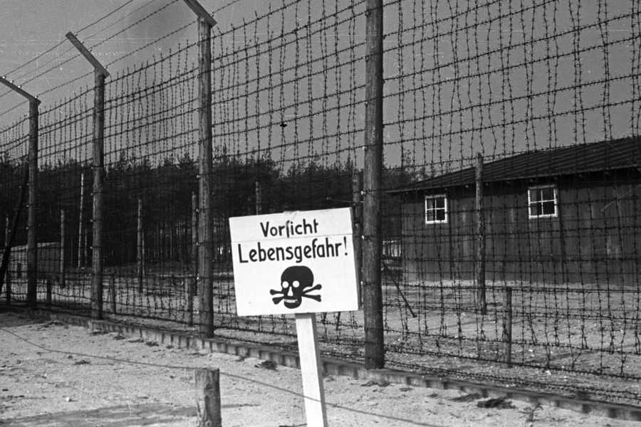 Проволочное ограждение нацистского концентрационного лагеря Майданек на окраине польского города Люблин, 1944 год