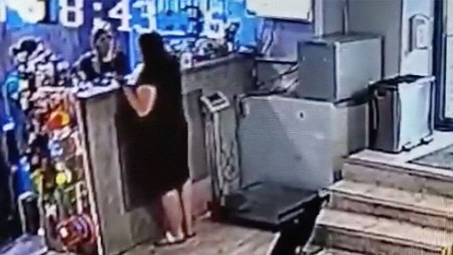 Стала известна судьба брошенной хозяйкой в Тюмени таксы