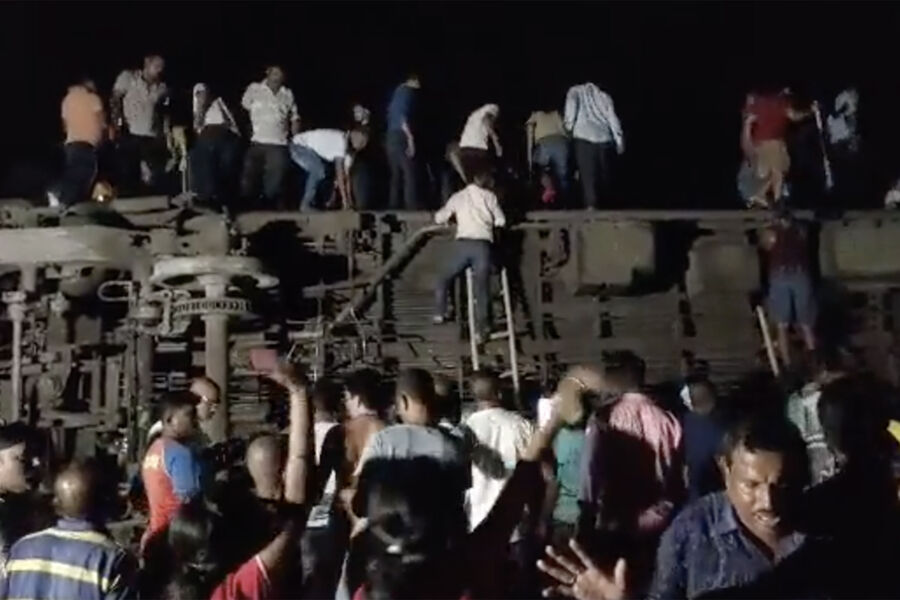 Число пострадавших из-за столкновения поездов в Индии возросло до 850