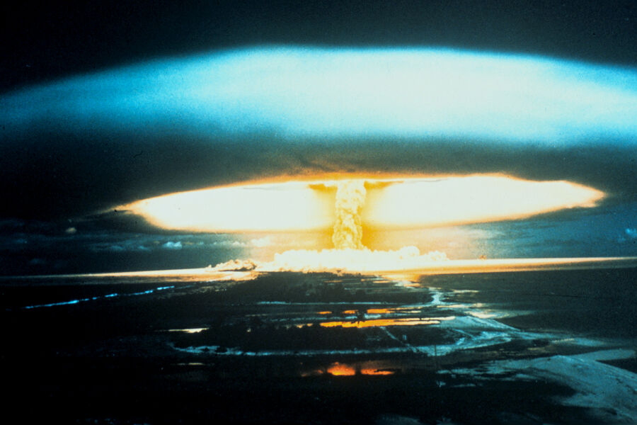 Взрыв, произведенный на Бикини 1 марта 1954 года, был самым мощным в истории американских ядерных испытаний 