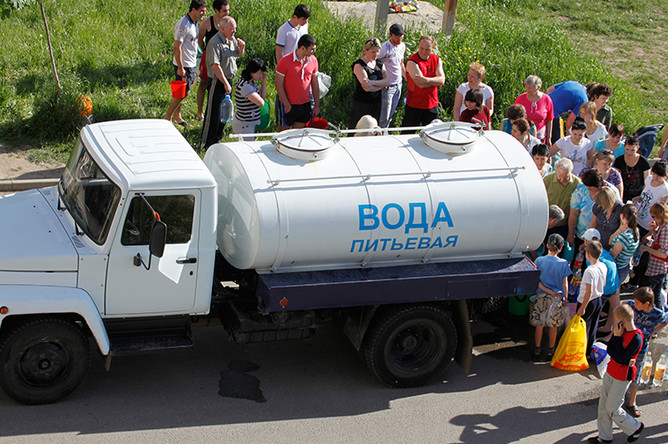 Жители стоят в очереди за водой после аварии на городском водопроводе в 2011 году
