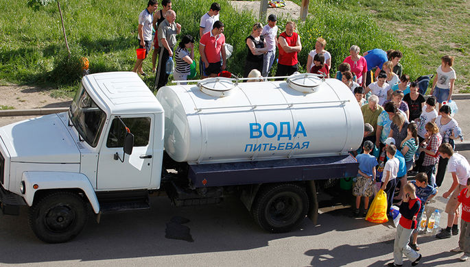 Жители стоят в очереди за водой после аварии на городском водопроводе в 2011 году