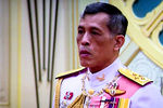 Стоп-кадр из видеозаписи приглашения парламента о вступлении принца на трон