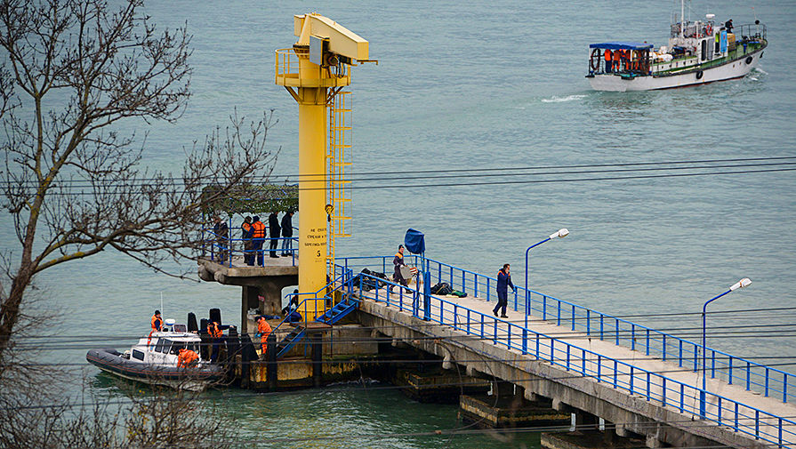 Сотрудники экстренных служб на&nbsp;побережье Черного моря около&nbsp;Сочи после крушения Ту-154, 25 декабря 2016 года