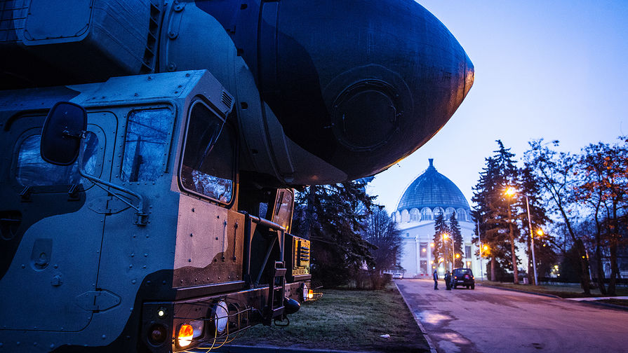 Пусковая установка «Тополь» с транспортно-пусковым контейнером во время транспортировки из Серпухова в Москву для участия в выставке на ВДНХ, 2015 год