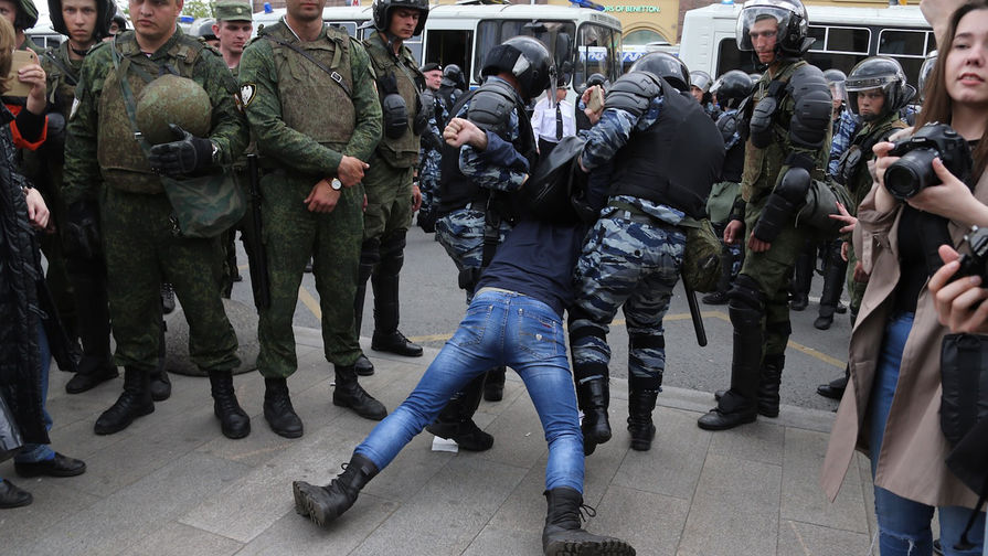 Задержание участника несанкционированного митинга на Тверской улице в Москве
