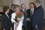 Михаил Горбачев (третий справа) и Гельмут Коль (справа) во время приема в Георгиевском зале Кремля. На переднем плане: Раиса Горбачева (слева) и Ханнелоре Коль, 1988 год