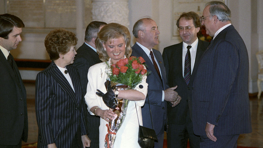 Михаил Горбачев (третий справа) и Гельмут Коль (справа) во время приема в Георгиевском зале Кремля. На переднем плане: Раиса Горбачева (слева) и Ханнелоре Коль, 1988 год