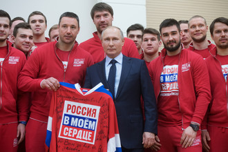 Владимир Путин с Ильей Ковальчуком и другими российскими олимпийцами
